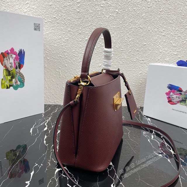prada女包 普拉達2020專櫃爆款 1BN012 Prada十字紋牛皮肩背女包 Prada手提水桶包  pyd2340